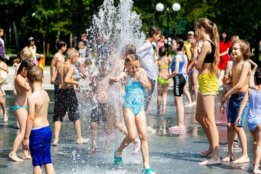 Фото Дети в Новосибирске устроили купальни в городских фонтанах 21